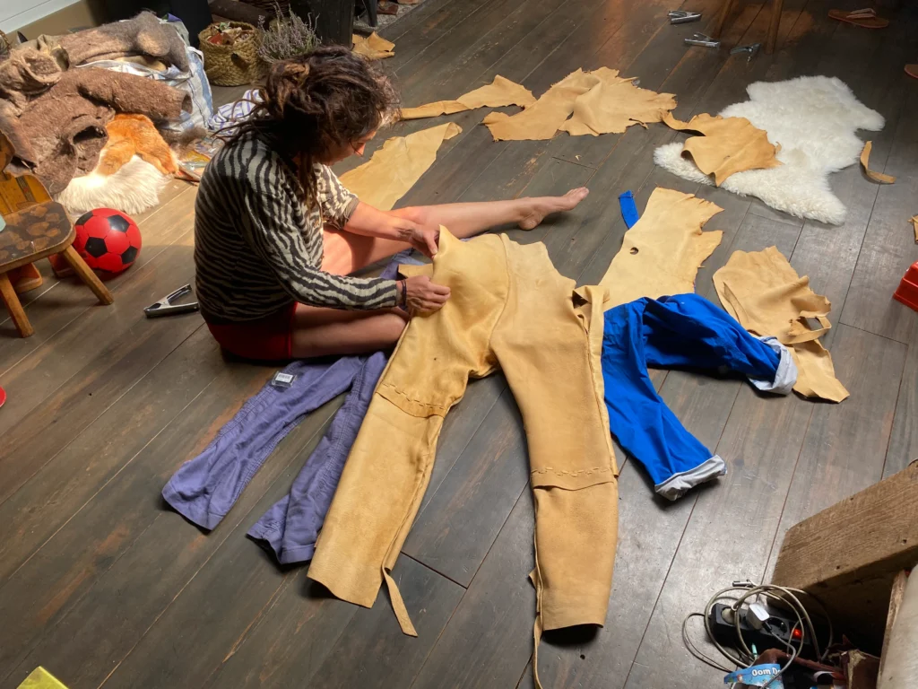 Daan uit tv programma ALONE maakt eigen kleding van natuurlijke materialen