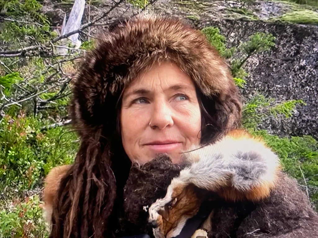 Klei gevonden, menstruatie in het wild in ALONE en warme voeten in mijn gevilte laarzen